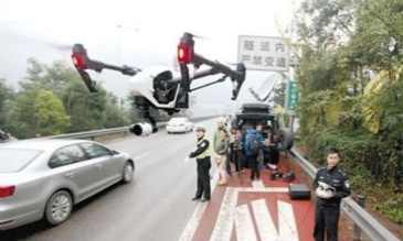 無(wú)人機(jī)“交警”助力交通管理，讓道路更順暢